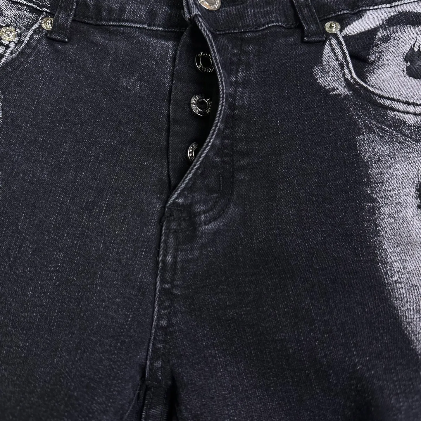 PURPLE BRAND 2025 New Arrival Heavy Industry Contrasting Color Splash Ink Couple Style Washed Loose Bootcut Jeans High Version High Version Top Ceiling Quality Styles with different washed textures are very friendly to people with thin legs and thick legs. The loose bootcut style is very flattering to the leg shape. Moderate length that never goes out of style, easy and casual to match, basic styling for various styles, a must-have in the wardrobe! The fabric is stiff but also makes the upper body soft without losing texture. The washing process is even more perfect. It is a must-have item for everyone! ! ! Washed wheat, hang tag, pants label, three labels complete Color: washed black Size: 28, 30, 32, 34, 36 (five sizes)